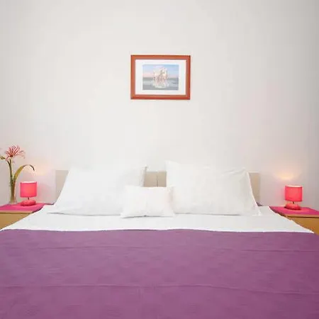 Perkovic Ana 3* Kastela
