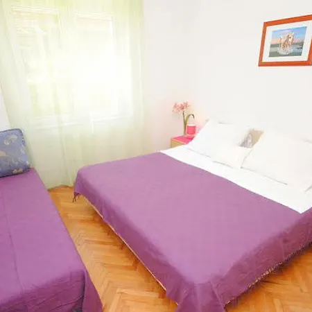 Perkovic Ana 3* Kastela