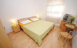 Perkovic Ana 3* Kastela